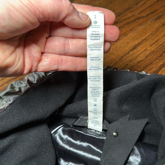 Lululemon women’s size 2 fluffin awesome Camouflage green full zip Puffer Vest - Picture 5 of 6